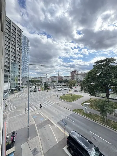 Eleganz am Schwedenplatz – Maßgeschneiderter Wohntraum mit Blick auf die Stadt