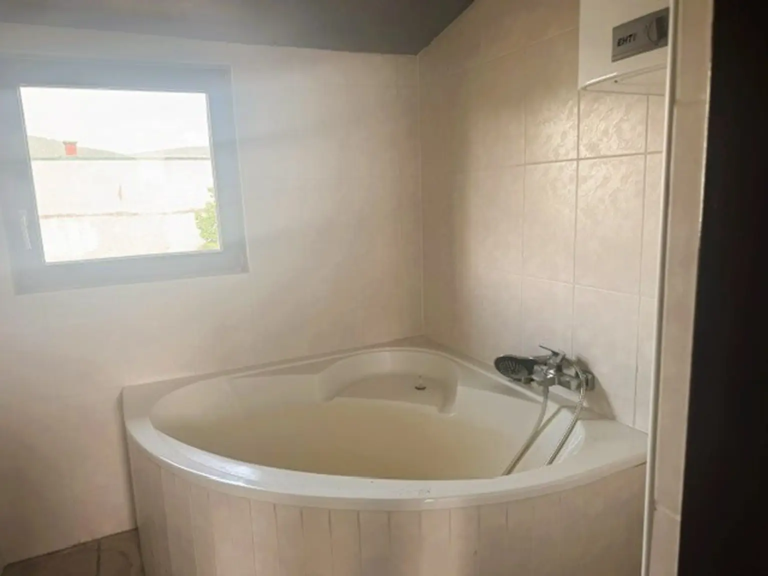 Bad mit Wanne und Dusche