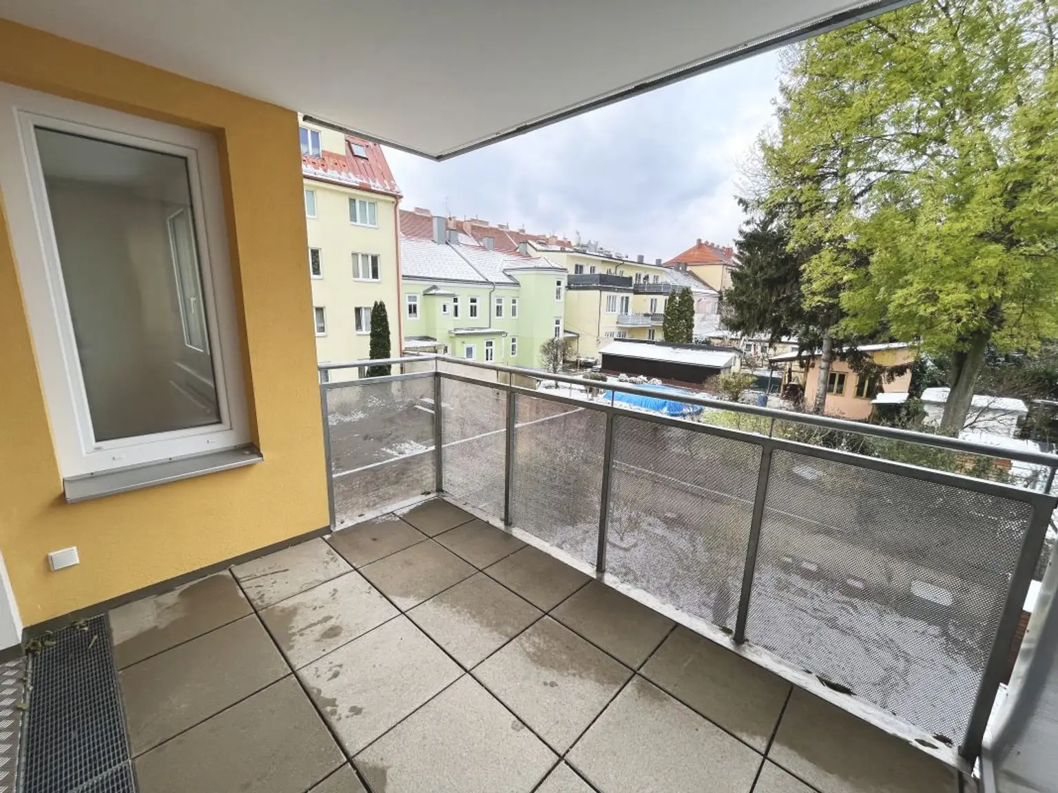 Ruhige 2-Zimmer-Wohnung mit traumhafter Freifläche - mit Blick
in den ruhigen begrünten Innenhof!