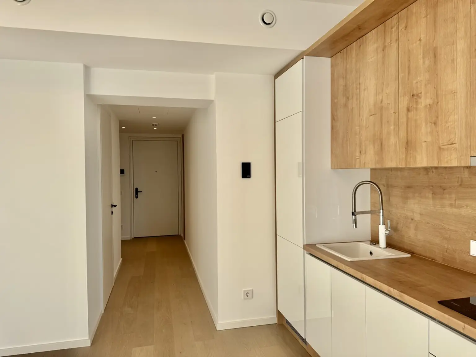 44. Etage: 2 Zimmerwohnung - High in the Sky! - Doorman, Gym, Pool UND den schönsten Ausblick auf Kahlenberg