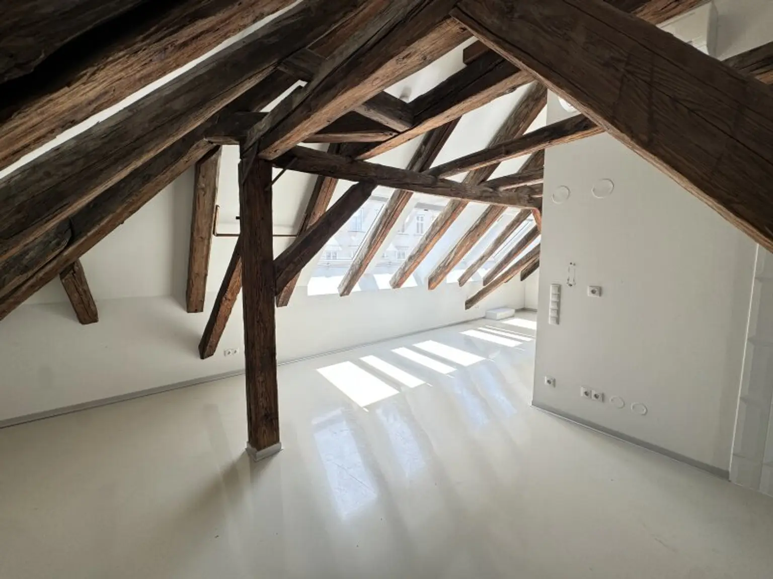 Stilvolle Dachgeschosswohnung - Modernes Wohnen in zentraler Lage!