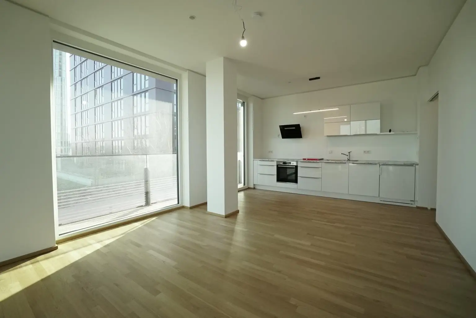 2 Zimmer + Balkon im TRIIIPLE! VIDEOBESICHTIGUNG!