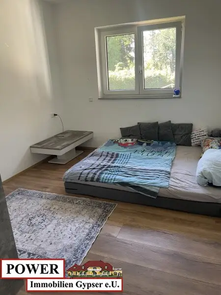 Neuwertiger Bungalow in unschlagbarer Lage, zentral, umgeben von Grünland in Bachnähe!
