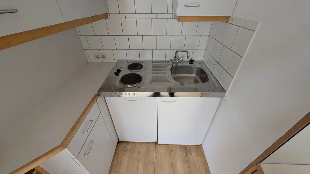 Moderne Dachgeschoß-Garconniere in ruhiger Lage Nähe U4-Unter St. Veit!