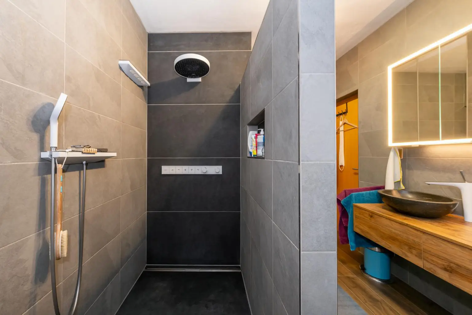 begehbare Dusche im Badezimmer EG