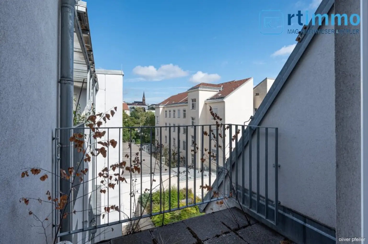 WOHLFÜHLWOHNUNG 3-ZIMMER DACHGESCHOSSWOHNUNG MIT KLIMAANLAGE und kleiner Terrasse