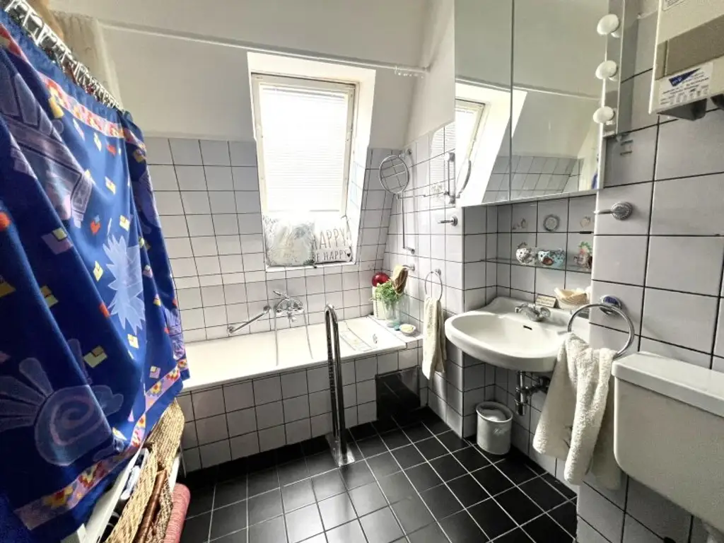 Charmante sanierungsbedürftige Dachgeschosswohnung in bester Lage direkt beim Türkenschanzpark (!)