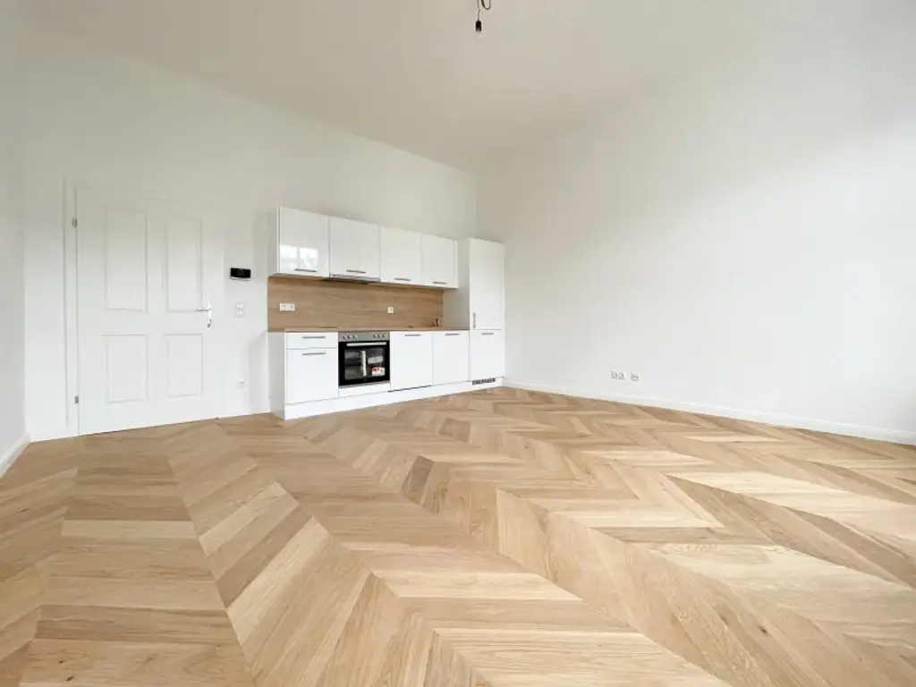 NÄHE U3/U6 WESTBAHNHOF: generalsanierte 2-Zimmerwohnung mit hofseitigem Schlafzimmer und neuer Küche