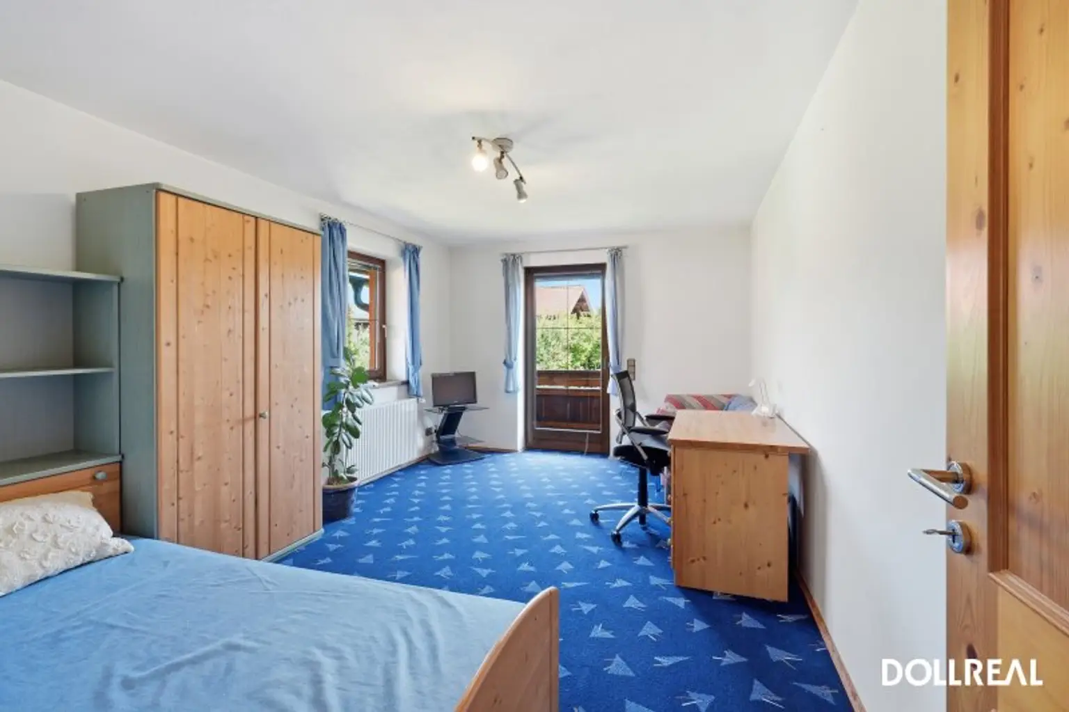 1.OG: großes Zimmer S/O, mit Balkonzugang