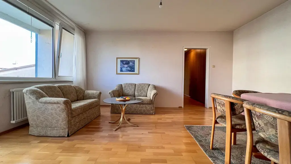 Eigentumswohnung mit Loggia – zentrale Lage in Fischamend