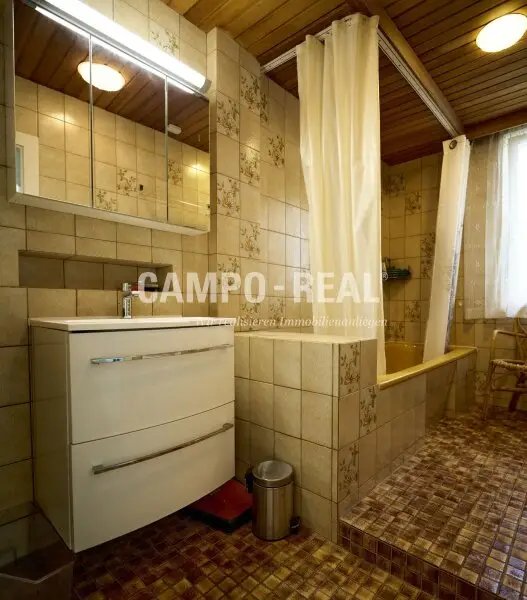 CAMPO REAL: Charmantes Stadthaus – Ihr Renovierungsprojekt mit Potential!
