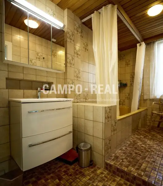CAMPO REAL: Charmantes Stadthaus – Ihr Renovierungsprojekt mit Potential!