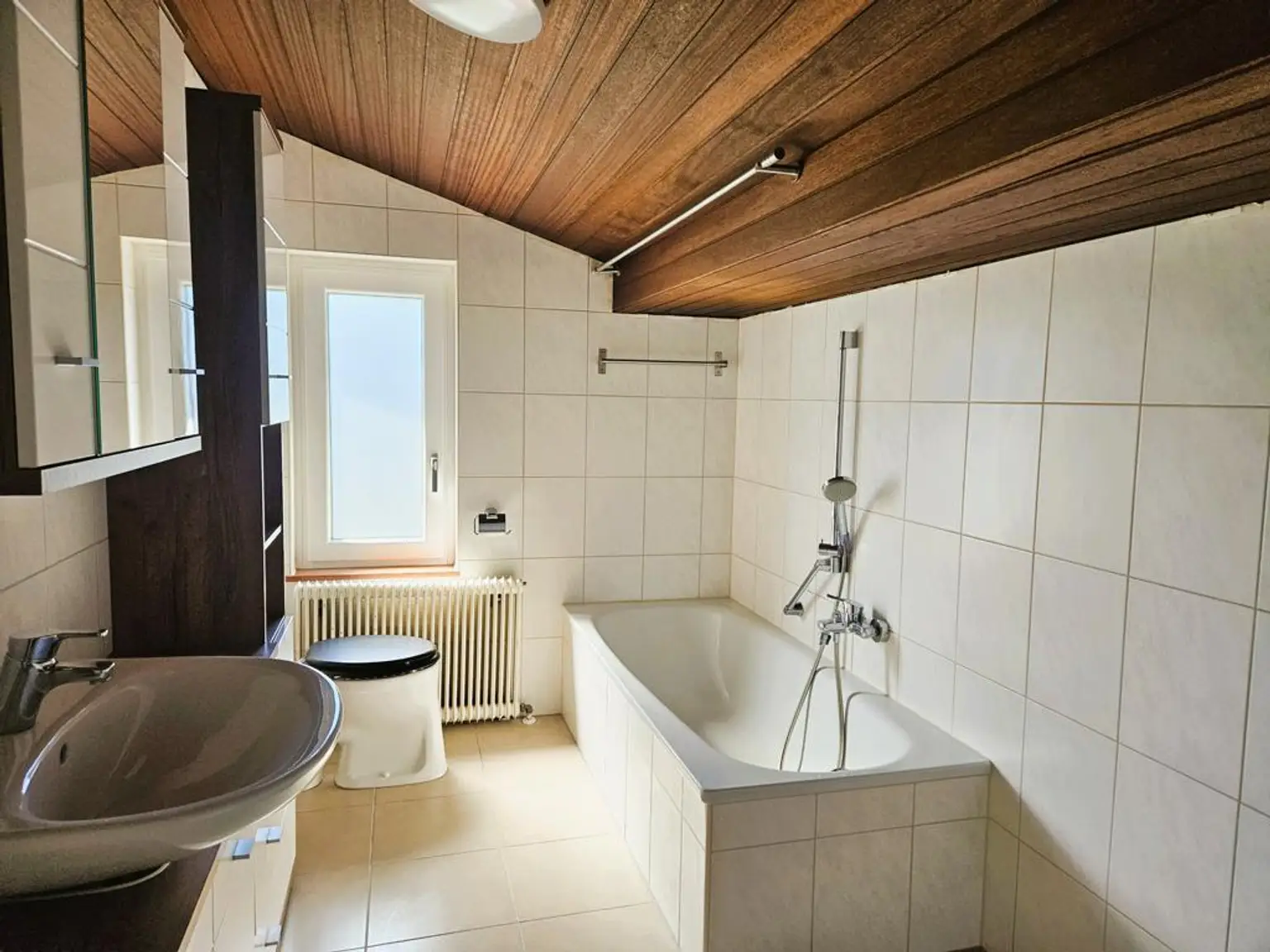 Helle 3-Zimmer-Mietwohnung in zentraler Lage von Pinsdorf mit Balkon & Gebirgsblick
