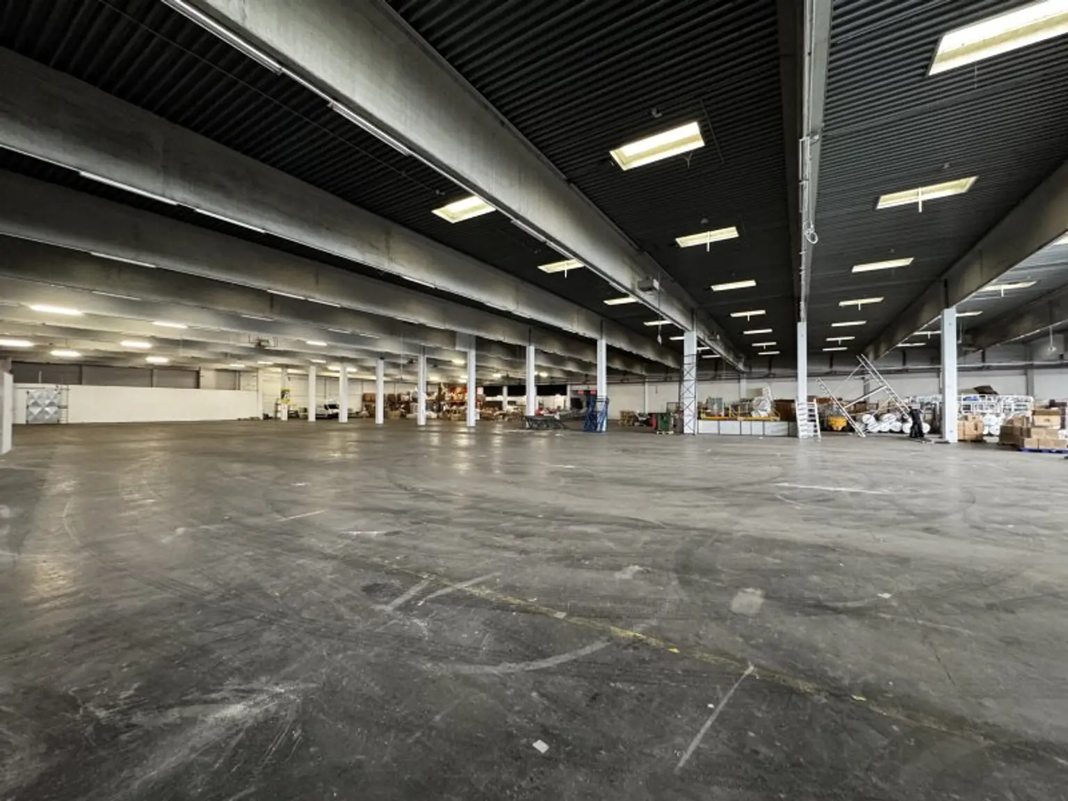 Moderne Halle mit 7 m Höhe und LKW-Zufahrt – ca. 4.445 m² im 21. Bezirk. Flexibel Nutzbar