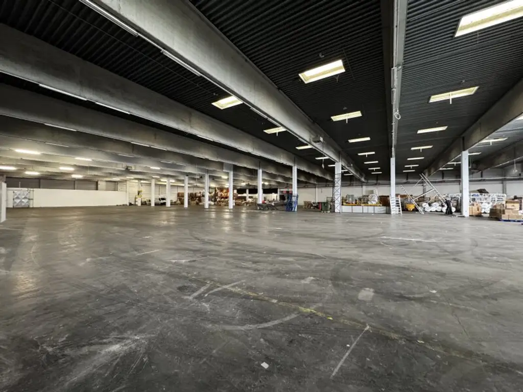 Moderne Halle mit 7 m Höhe und LKW-Zufahrt – ca. 4.445 m² im 21. Bezirk. Flexibel Nutzbar