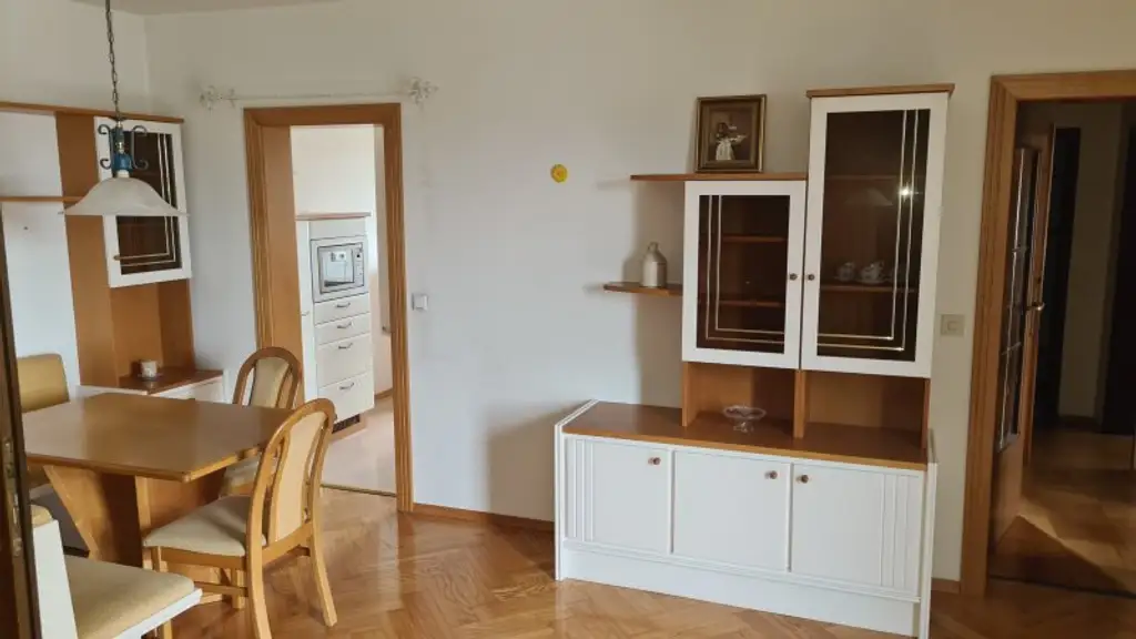 3 Zimmer-Wohnung mit Loggia und Einzelgarage in guter Lage