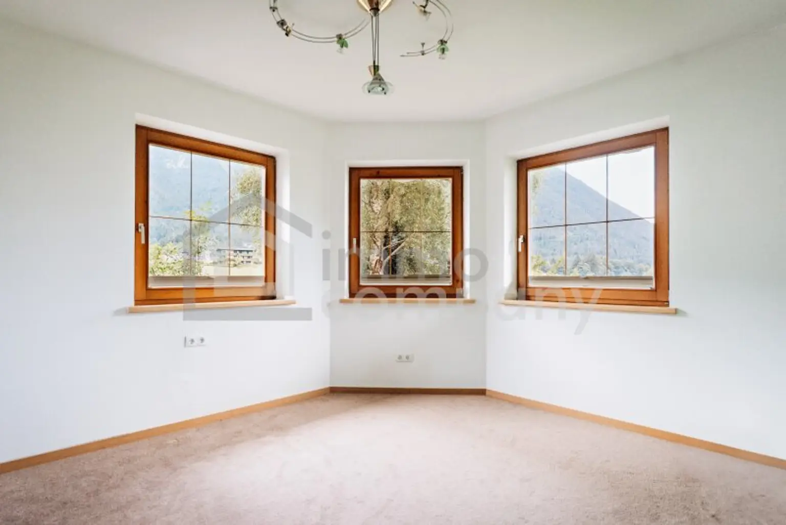WOHNEN AM SEE - Absolute Rarität in unmittelbarer Seenähe mit Bergblick - 5 Zimmer Erdgeschoßwohnung mit großzügigen Räumlichkeiten