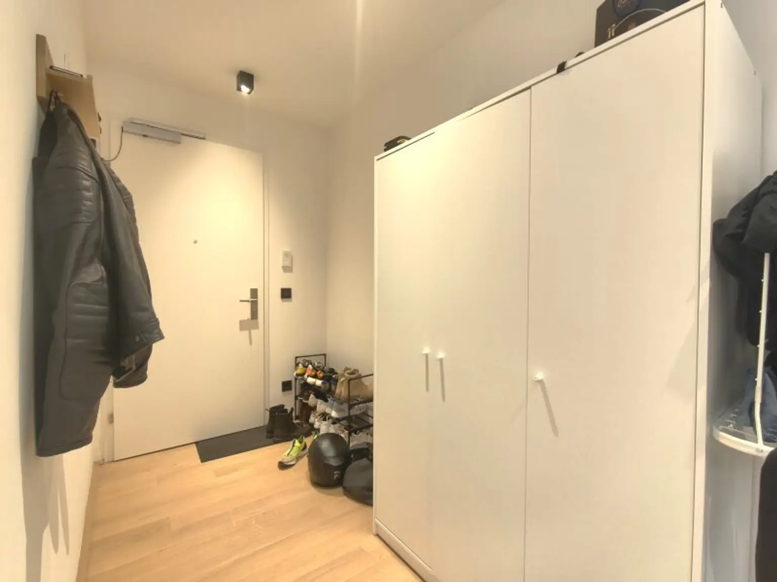 Pauschalmiete inklusive Warmwasser & Heizung/Kühlung - Moderne 2-Zimmer-Wohnung mit schönem Balkon in Hofruhelage - Stilvolle Ausstattung