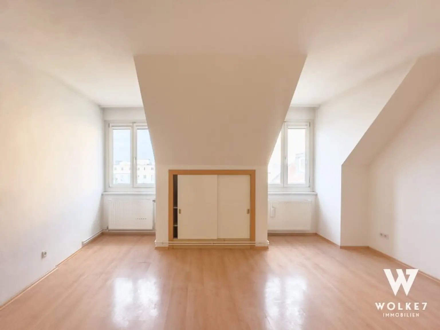 Sonnige Dachgeschosswohnung am Keplerplatz – Top Lage U1