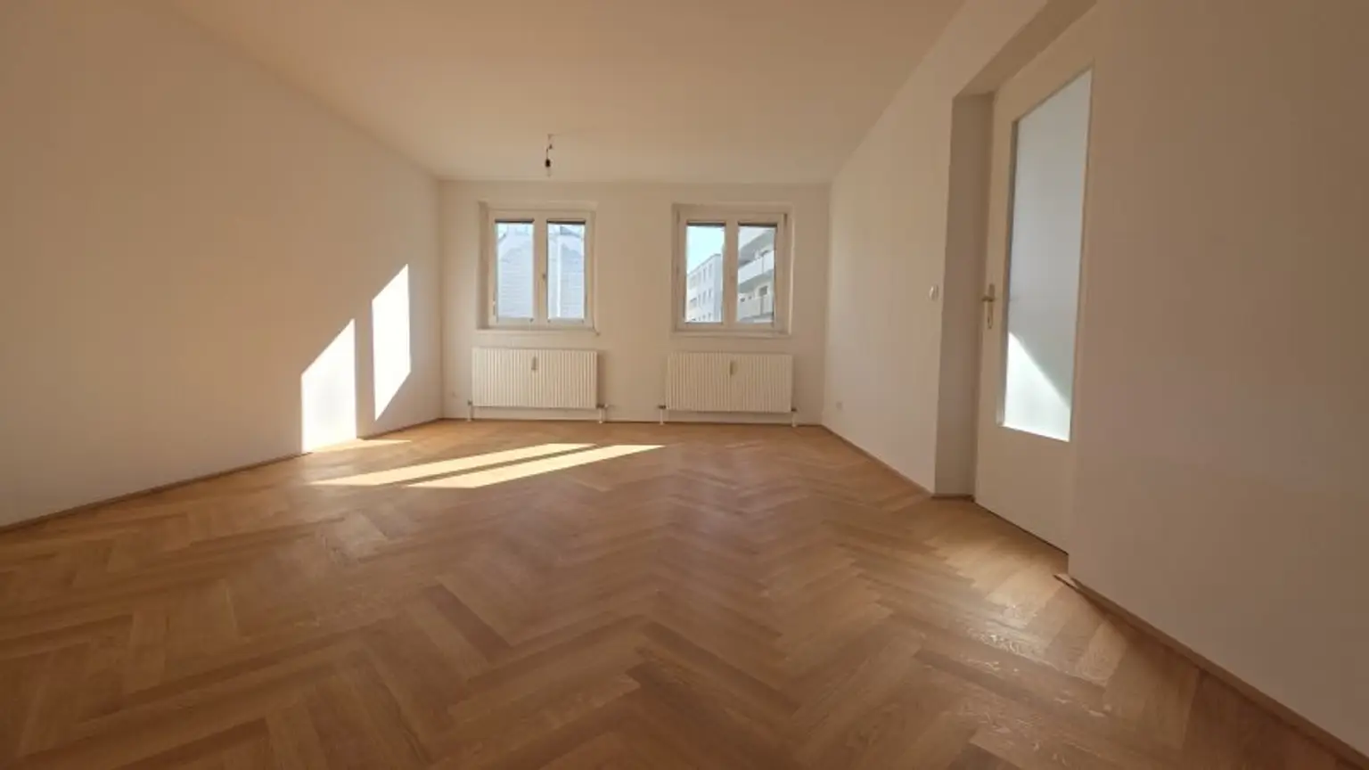 Wohnraum + Türe zur Küche