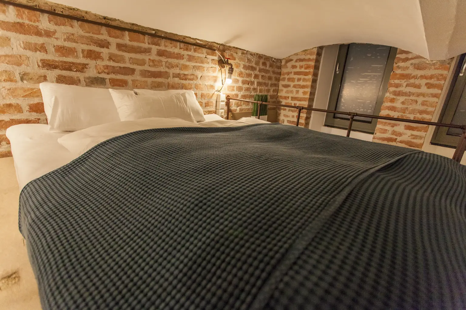 Moderne Souterrain Loft im Altbaustil ~ Kompakt eingerichtet ~ AKH Nähe ~ Gute öffentliche Anbindungen