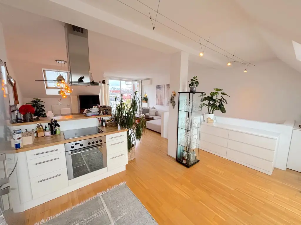 Gut geschnittene Dachgeschoßwohnung in beliebter Wiener Lage