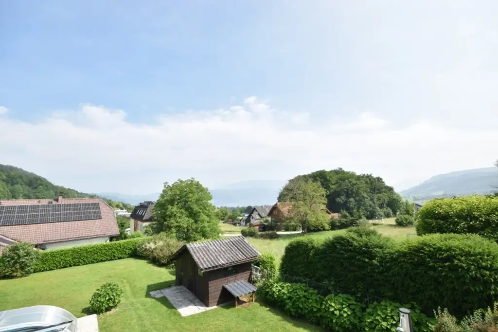 "TRAUMHAFTER BLICK AUF DEN ATTERSEE - Neu renoviertes Ferienhaus mit Einliegerwohnung und großem Garten"