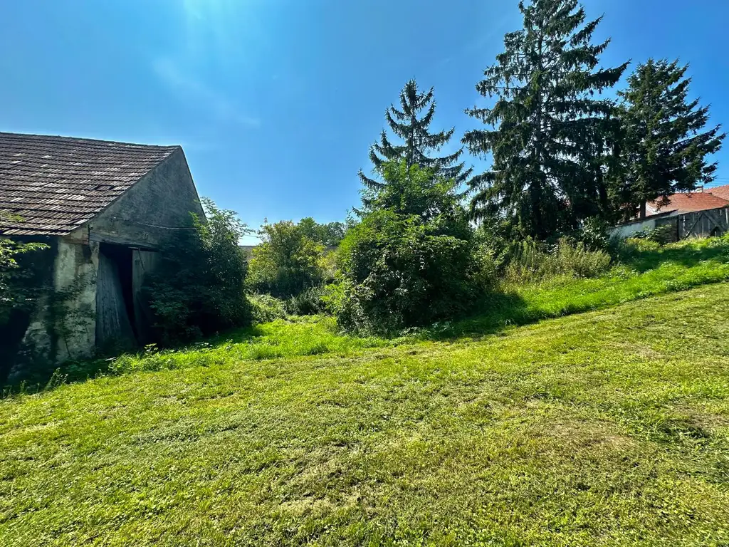 Sanierungsbedürftiger Bauernhof mit großem Grundstück, Stallungen und Stadl – ländlicher Charme mit viel Potential!