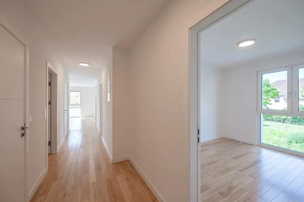 "Erstbezug mit hochwertiger Küche und großem Balkon bei Baden"