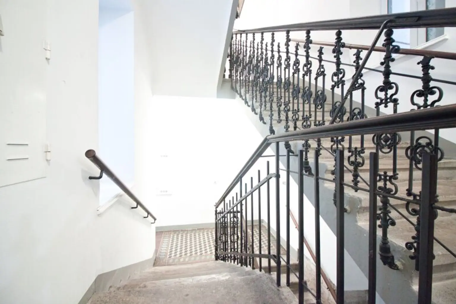Sanierungsbedürftig | 3 Zimmer Altbau-Wohnung | ruhige Innenhoflage | zentral begehbar