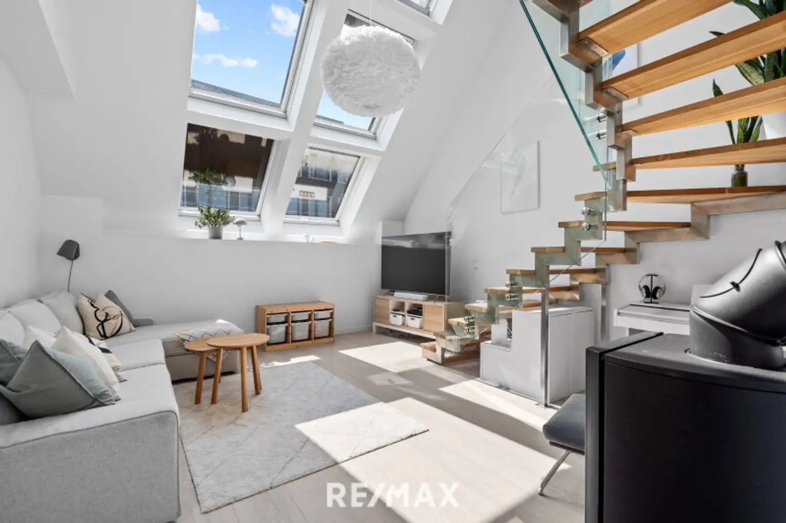 Wohnzimmer mit Treppe