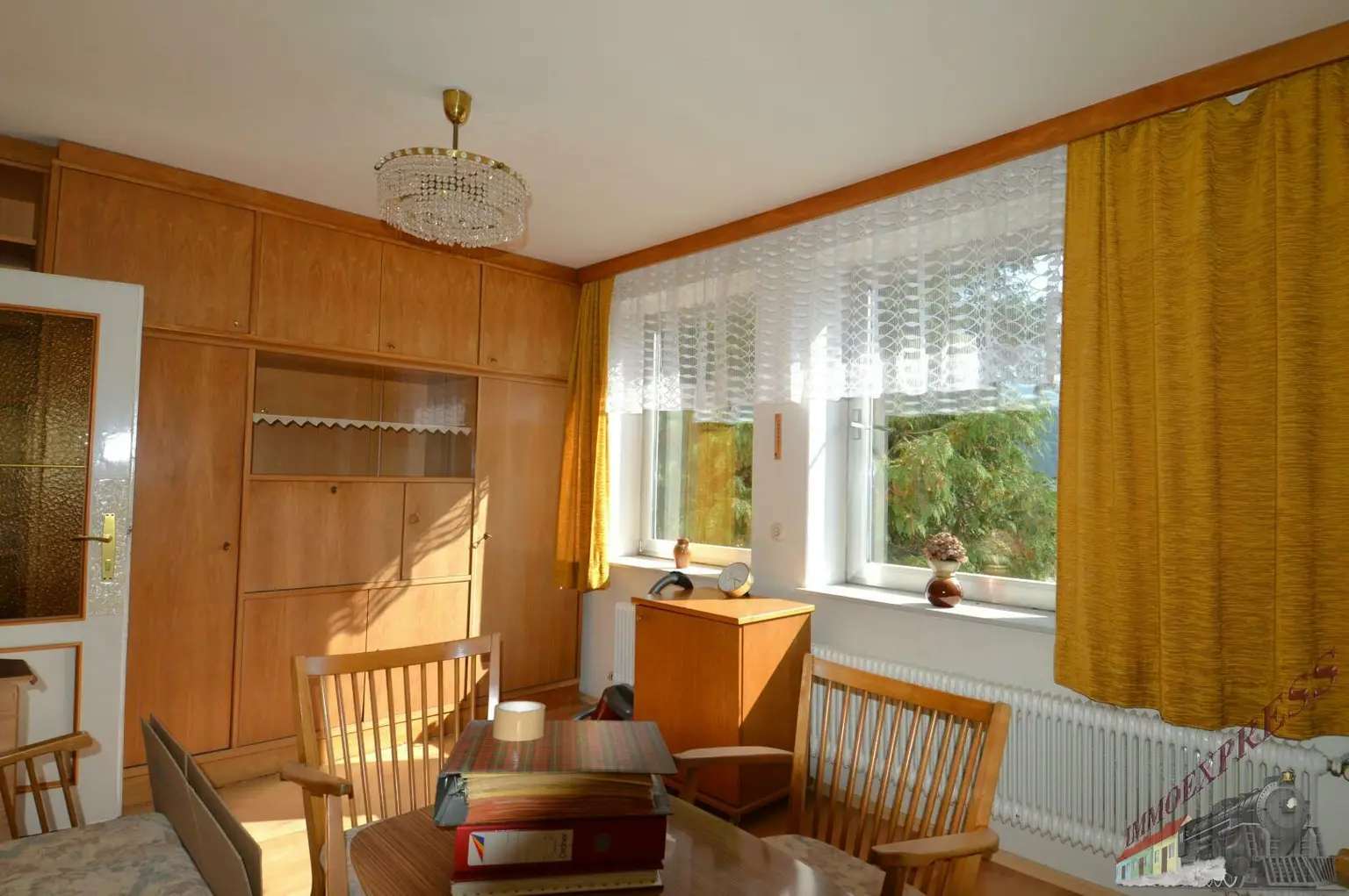 Einfamilienhaus mit Gäste-/Sommerhaus und 2 Garagen - Fernblick