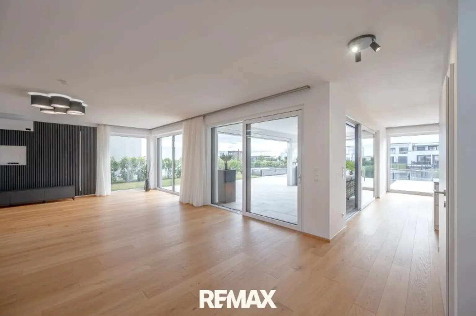 Wohnzimmer mit Blick zu Terrasse und Garten