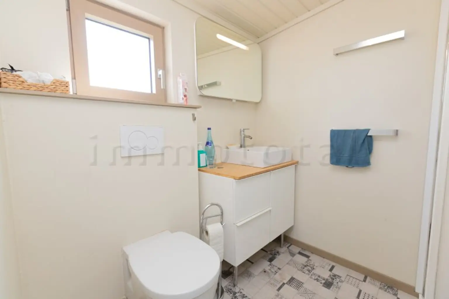 Neu adaptierte Spitzhütte in Toplage am offenen See