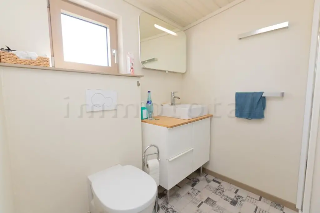 Neu adaptierte Spitzhütte in Toplage am offenen See
