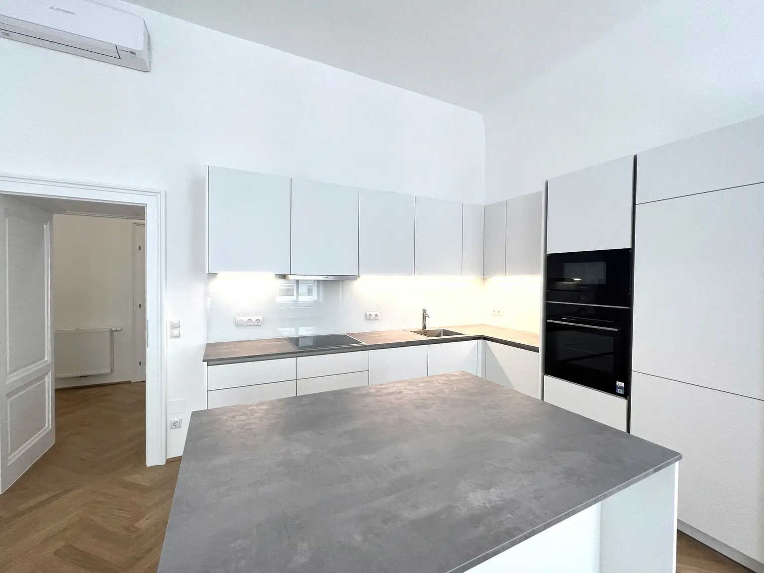 UNBEFRISTET und ERSTBEZUG: Prachtvolle, ruhige und klimatisierte Altbauwohnung in fantastischer Lage / FIRST OCCUPANCY: Quiet, air-conditioned flat in a historic building in a fantastic location