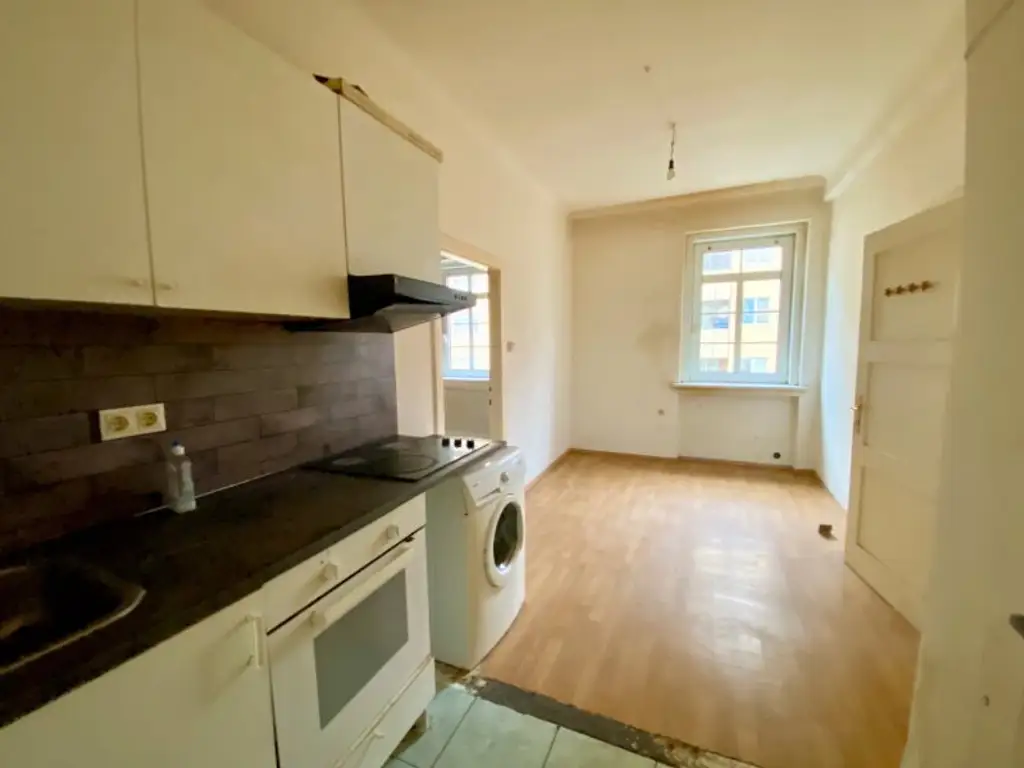 3 Zimmer-Wohnung ZUM SANIEREN, HELL und RUHIG!