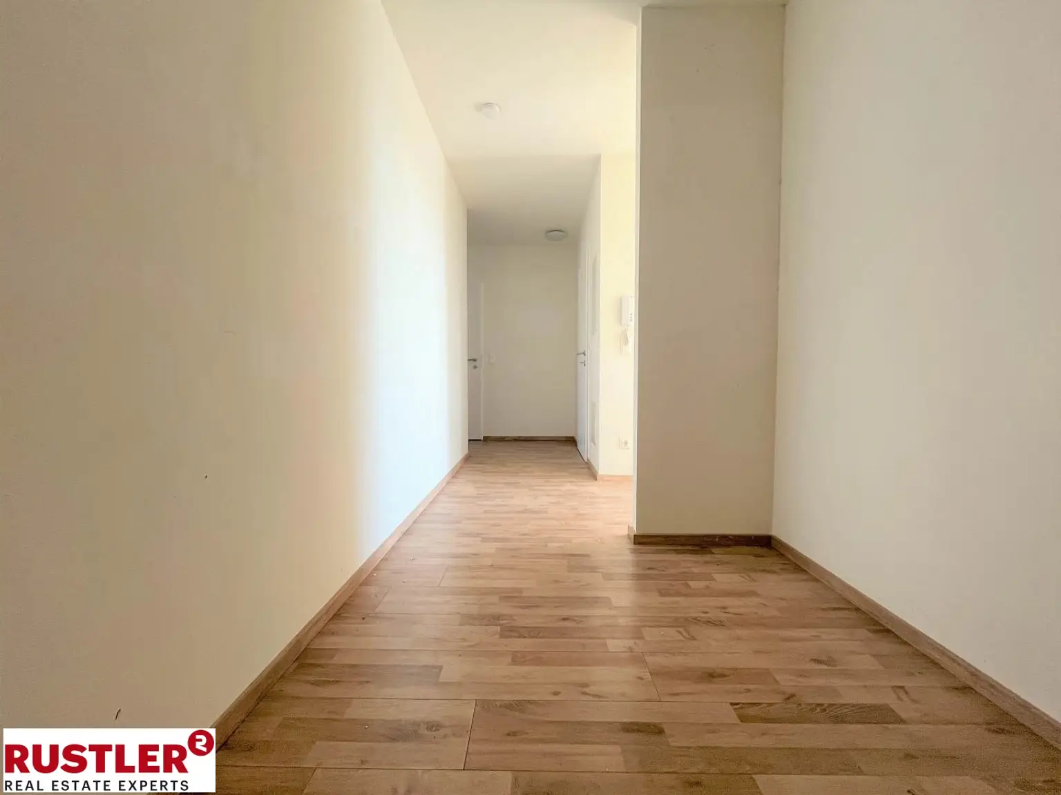 Geräumige, helle 2-Zimmerwohnung mit großer Loggia!