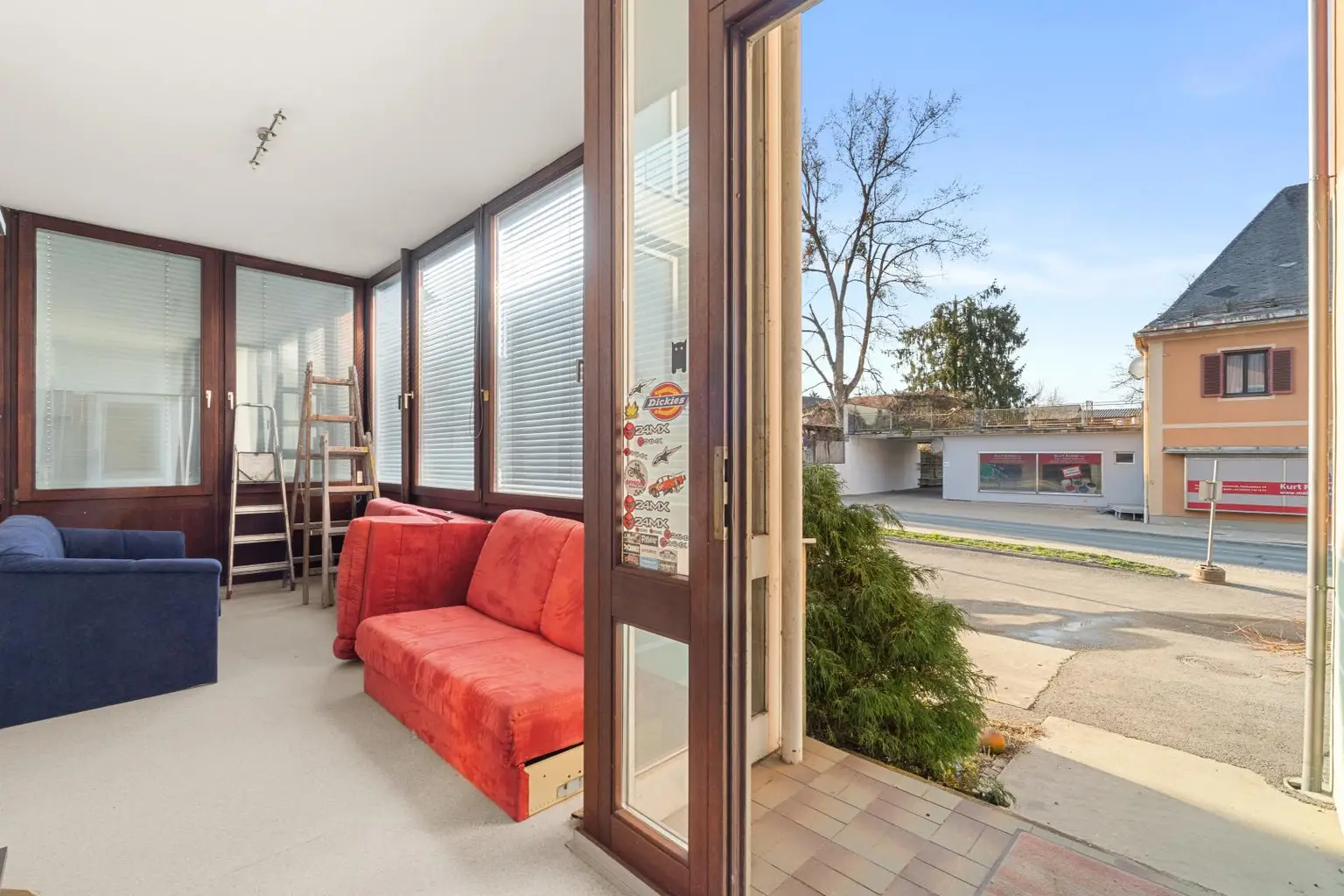 Wintergarten mit Eingang Einliegerwohnung EG