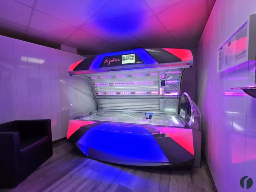 Modernes Kosmetikstudio mit hochwertigen Sonnenliegen – sofort startklar!