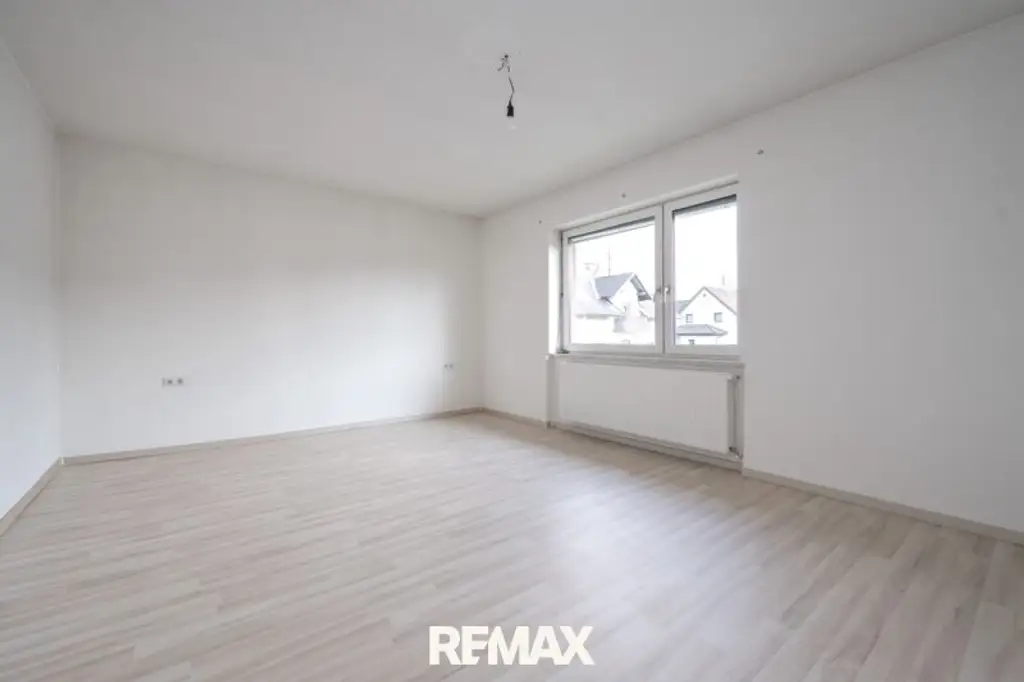 Voll unterkellertes Zweifamilienhaus mit Garten, Carport & Garage in sonniger Zentrumslage von Bad Hall!