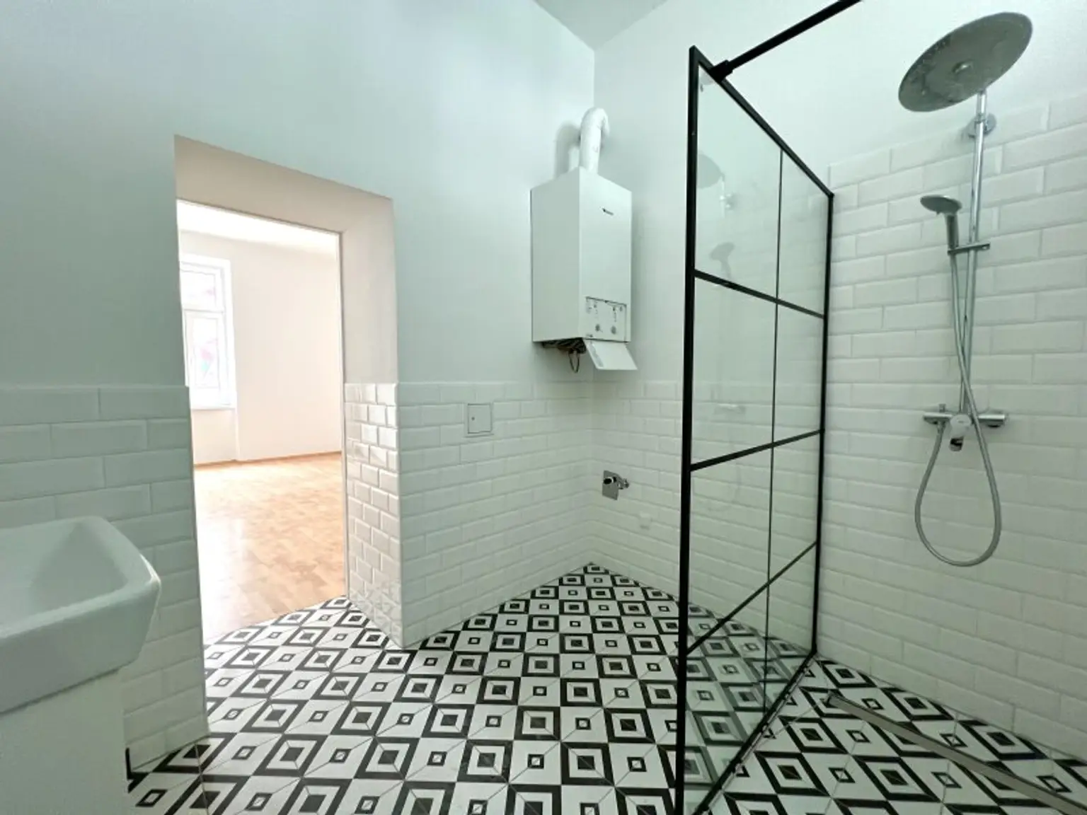 100m² Altbauwohnung: 3-Zimmer. 2 Bäder mit moderner Küche & Ausstattung