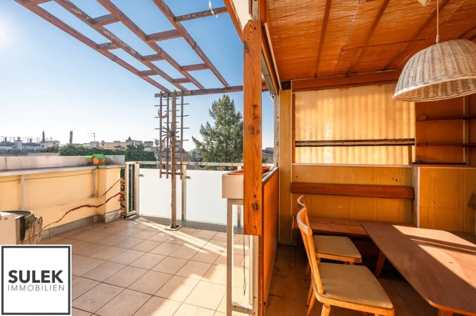 Bastiengasse 15: 3-Zimmer-DG-Wohnung mit separater Küche & gemütlicher, sonniger Terrasse