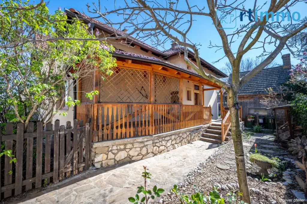 IHR FAMILIENDOMIZIL: KLIMATISIERTE GERÄUMIGE STADTVILLA MIT SCHÖNEM GARTEN, NEBENGEBÄUDEN UND SPIELPLATZ