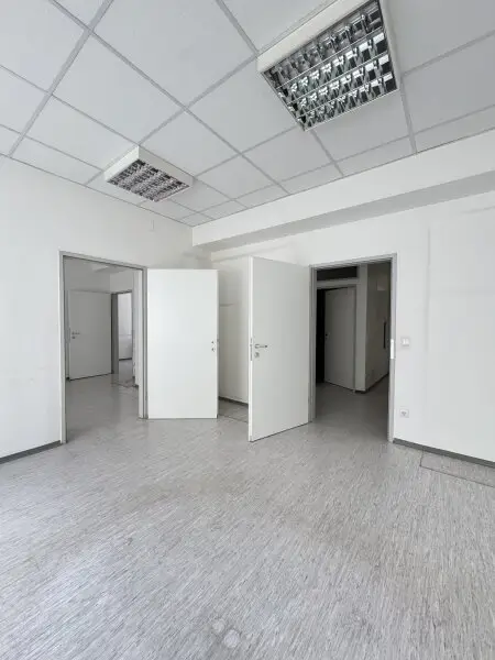 Zentrale Bürofläche mit 10 Zimmern und Stellplatz – ideal für Praxis oder Kanzlei