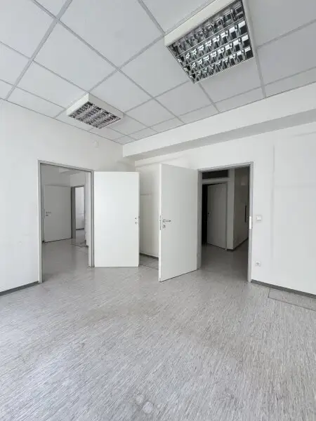 Zentrale Bürofläche mit 10 Zimmern und Stellplatz – ideal für Praxis oder Kanzlei