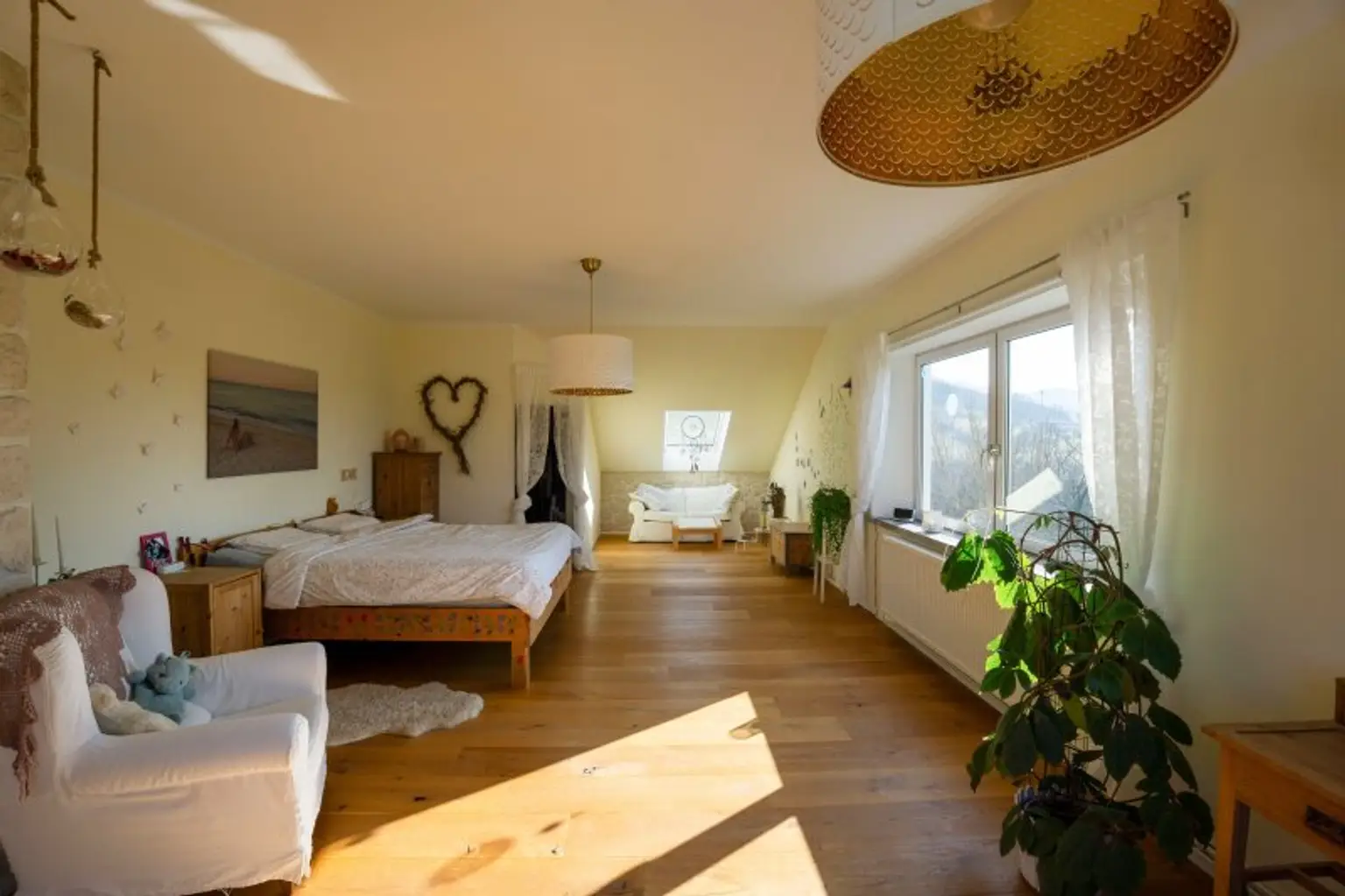 großes Schlafzimmer mit Abstellraum