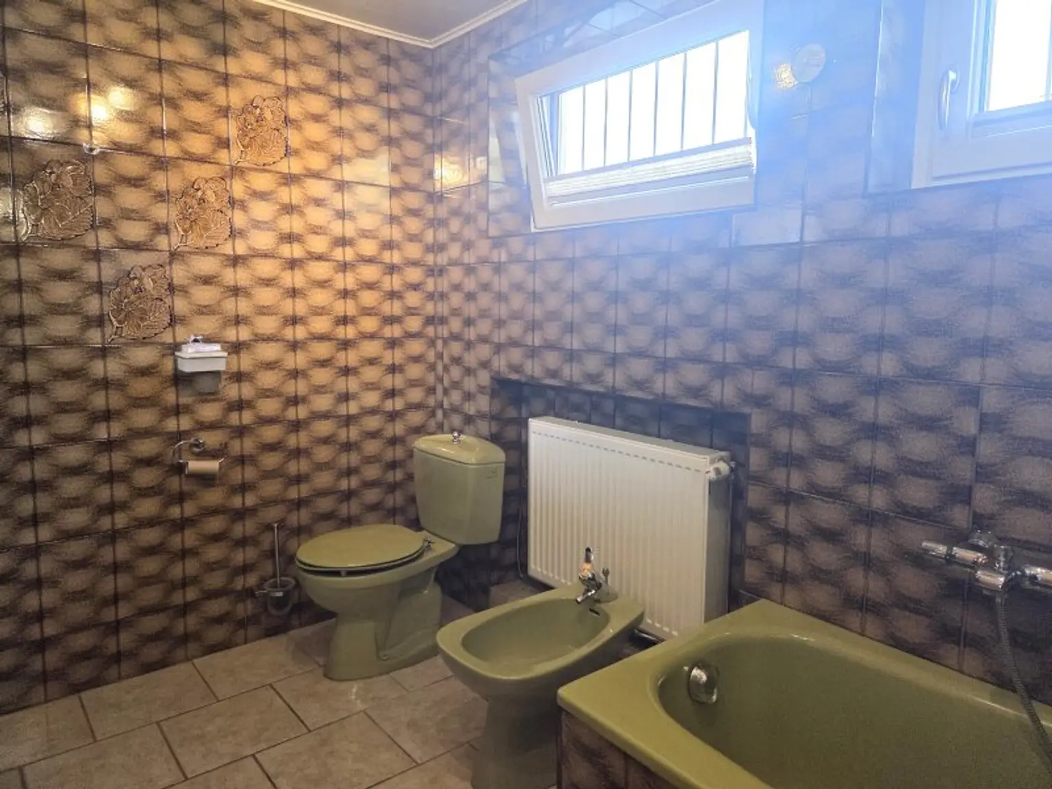 Tageslichtbad 1 mit Wanne, WC + Bidet