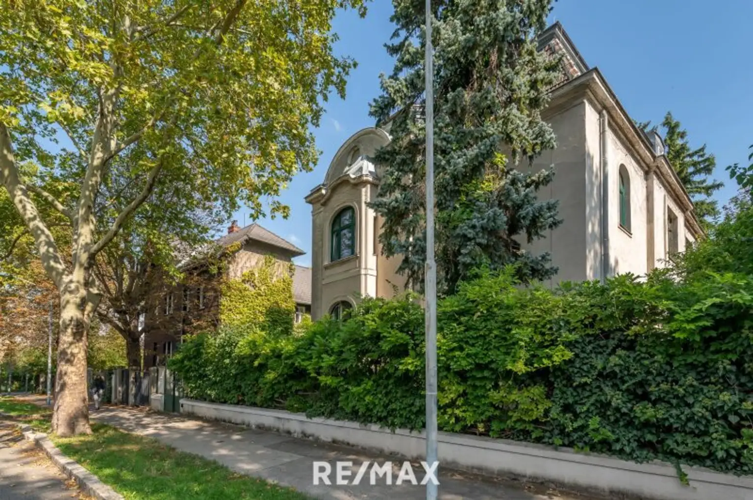 WOHNUNG IN ALTBAU-VILLA | EIGENGARTEN | SANIERUNGSBEDÜRFTIGES JUWEL