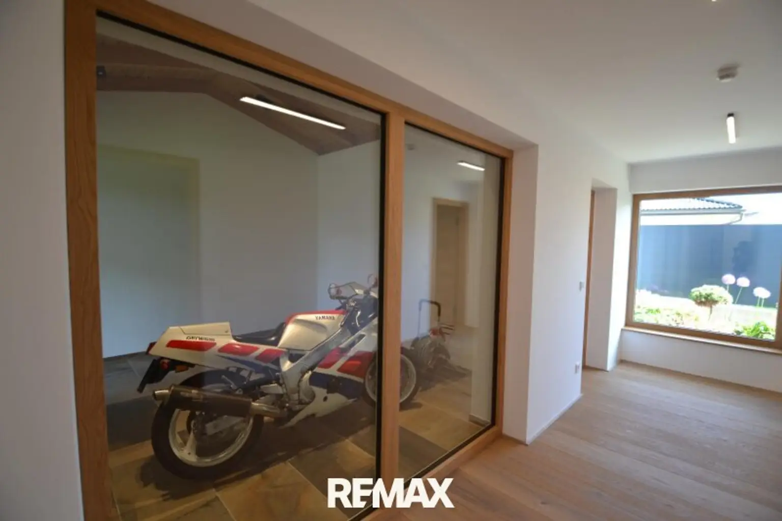 Stellplatz Motorrad mit Blick vom Wohnbereich EG